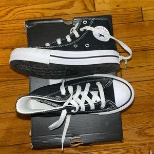 Black and white girls converse platform sneaker lightly worn.